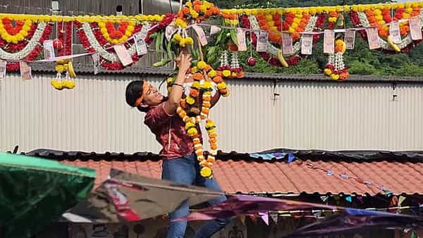 दहीहंडी विशेष भागानंतर 'झी मराठी' वाहिनीवरील 'शिवा' या मालिकेचं कथानक रंजक वळणावर येऊन पोहोचलं आहे. वस्तीत दहीहंडी साजरी करून शिवा आणि आशू घरी येतात. आशु शिवाचा जीव वाचवून तिला घरी आणतो.