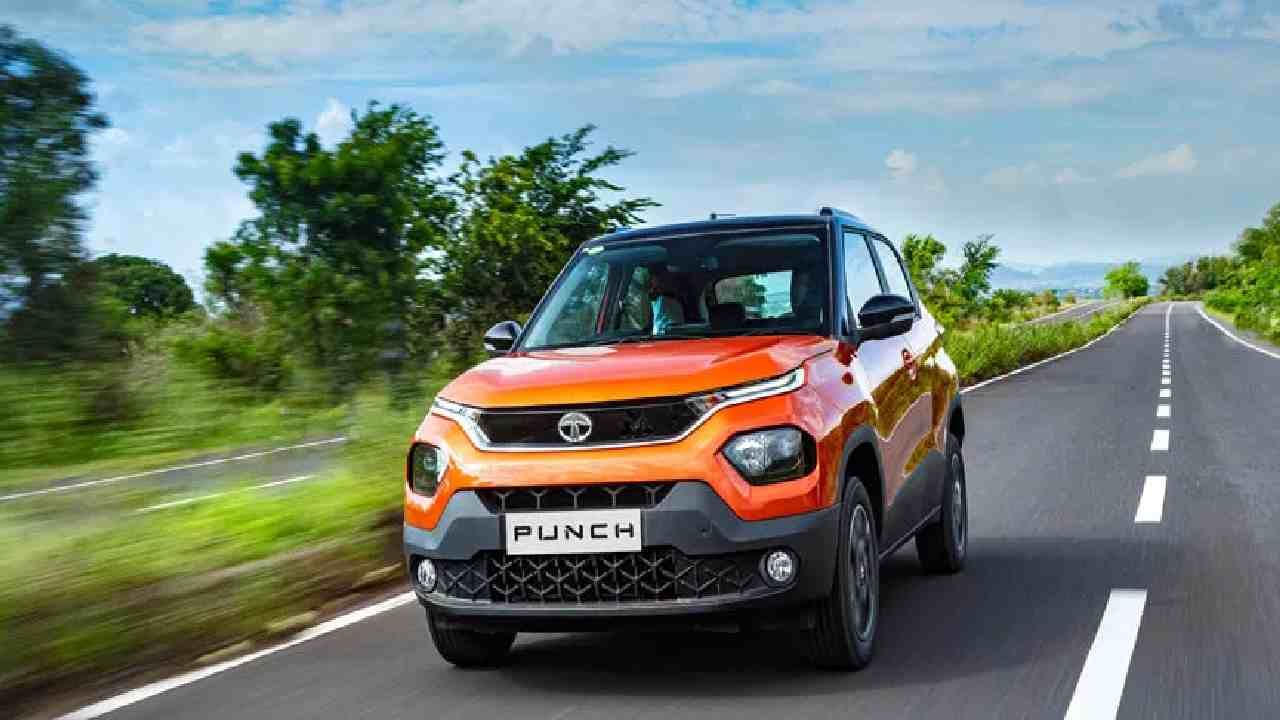 Tata Punch Waiting Period : टाटा मोटर्सच्या या SUV  ची मार्केटमध्ये जबरदस्त डिमांड आहे,. रिपोर्ट्सनुसार, या एसयूवीसाठी 2 ते 3 महिन्यांचा वेटिंग पीरियड सुरु आहे. 