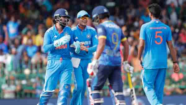 IND vs SL 2nd ODI : दुसऱ्या वन डे सामन्यात श्रीलंकेकडून टीम इंडियाला 241धावांचं आव्हान, वॉशिंग्टनचा सुंदर मारा