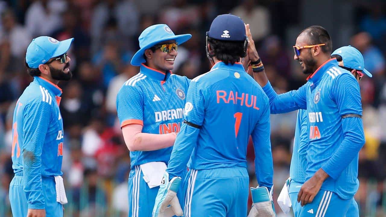 भारत आणि श्रीलंका यांच्यात 4 ऑगस्टला दुसरा सामना कोलंबोच्या प्रेमादासा स्टेडियममध्ये होत आहे. या सामन्यात विजयी आघाडीसाठी दोन्ही संघ प्रयत्नशील आहेत. पहिला सामना ड्रॉ झाल्याने उर्वरित दोन्ही सामन्यांची खऱ्या अर्थाने रंगत वाढली आहे. आता मालिका बरोबरीत सुटते की विजय मिळतो हे पाहणं औत्सुक्याचं आहे.