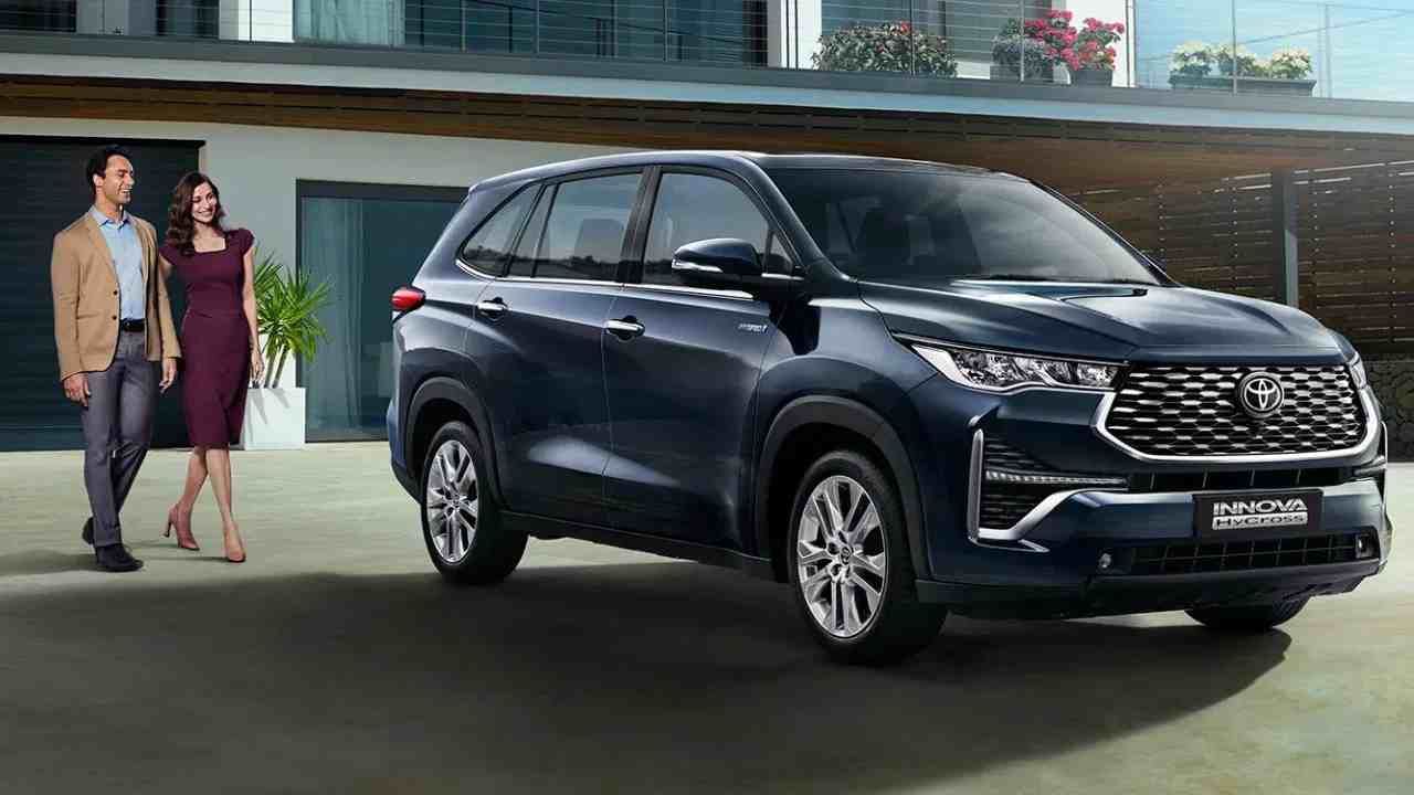 Toyota Innova Hycross Hybrid Waiting Period : टोयोटाच्या या गाडीची मार्केटमध्ये प्रचंड डिमांड आहे.  रिपोर्ट्सनुसार, या हायब्रिड कारचा वेटिंग पीरियड 13 महिन्यापर्यंत पोहोचलाय. म्हणजे आज तुम्ही ही कार बुक केली, तर एक वर्षानंतर तुम्हाला डिलीवरी मिळणार.  