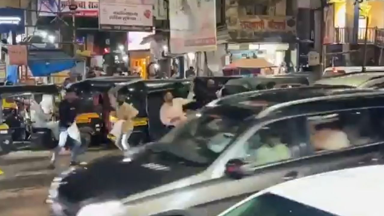 उद्धव ठाकरेंच्या ताफ्यावर शेण, नारळ, टोमॅटोचा हल्ला, मनसे कार्यालयाबाहेर पोलिसांचा पहारा; ठाण्यातील वातावरण तापलं उद्धव ठाकरेंच्या ताफ्यावर शेण, नारळ, टोमॅटोचा हल्ला, मनसे कार्यालयाबाहेर पोलिसांचा पहारा; ठाण्यातील वातावरण तापलं