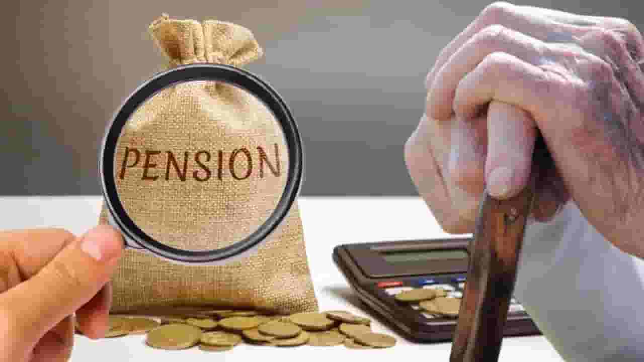 Old Vs New Pension : जुन्या आणि नव्या पेन्शन योजनेत फरक आहे तरी काय? तुम्हाला माहितीये? Old Vs New Pension : जुन्या आणि नव्या पेन्शन योजनेत फरक आहे तरी काय? तुम्हाला माहितीये?