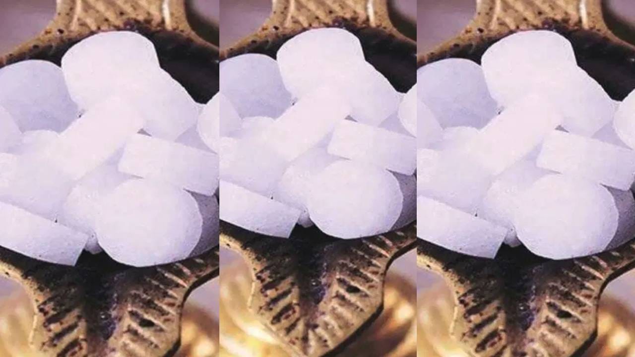 घरात सकाळी आणि संध्याकाळी कापूर जाळावा. ज्यामुळे सकारात्मक ऊर्जा वाढते, घराच्या छतावर कचरा, बांबू आणि तुटलेल्या वस्तू ठेवू नयेत. 