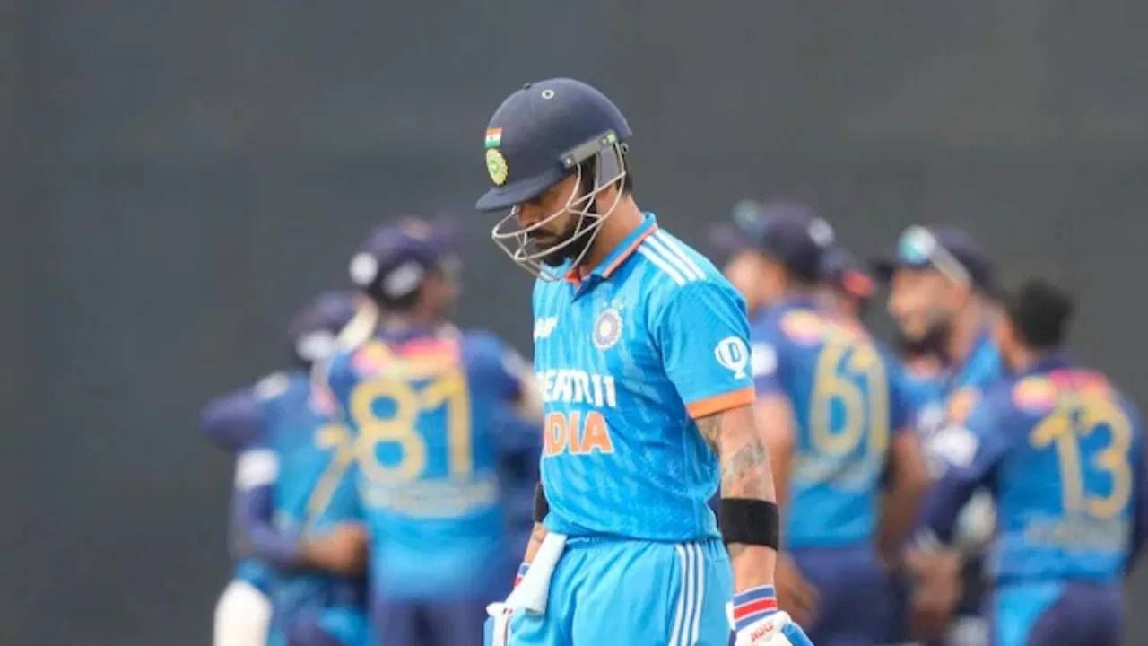 रनमशिन विराट कोहलीच्या श्रीलंकेतील फ्लॉप शोवर दिनेश कार्तिकचं थेट मत, म्हणाला... रनमशिन विराट कोहलीच्या श्रीलंकेतील फ्लॉप शोवर दिनेश कार्तिकचं थेट मत, म्हणाला...