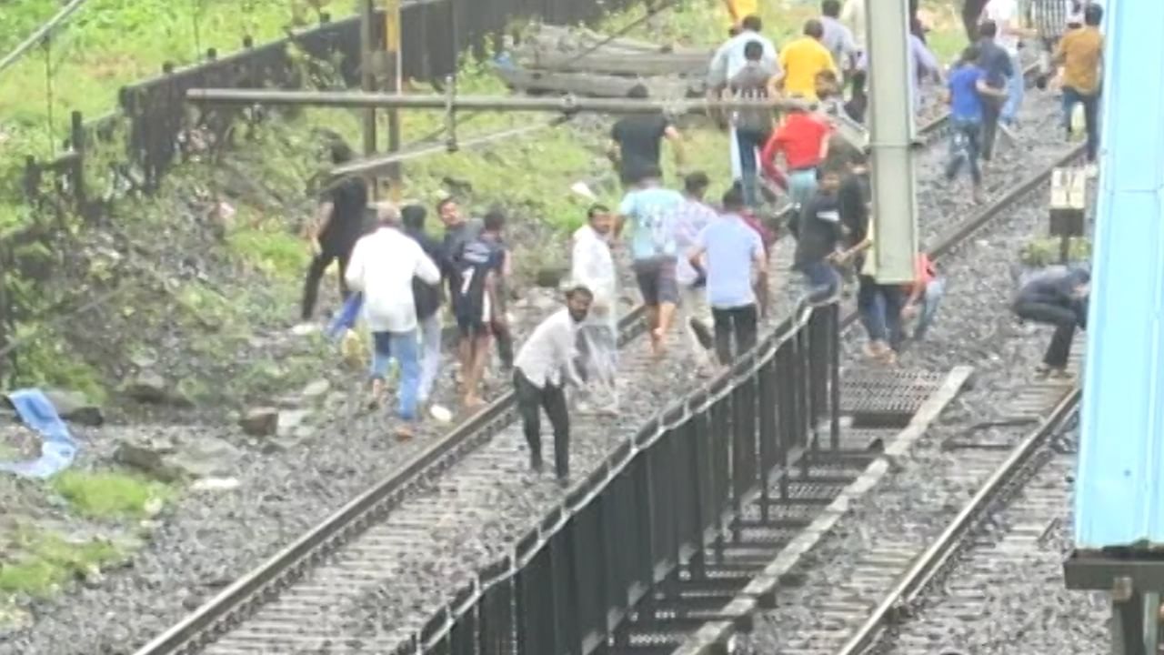 आंदोलकांवर लाठीचार्ज केल्यानंतर काही आंदोलकांकडून पोलिसांवर दगडफेक करण्यात आली.