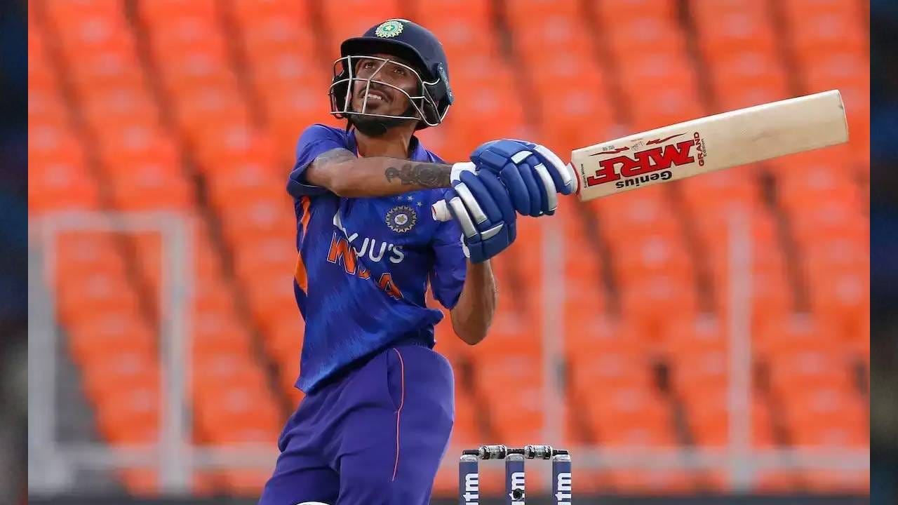 या यादीमध्ये दुसरा खेळाडू युजवेंद्र चहल आहे.  2016 साली आंतरराष्ट्रीय क्रिकेटमध्ये पदार्पण केलेल्या चहलने आतापर्यंत एकही सिक्स मारलेला नाही. लिस्ट ए आणि प्रथम श्रेणी क्रिकेटमध्ये त्याने 3 सिक्स मारलेत पण आंतररष्ट्रीय क्रिकेटमध्ये त्याला ही कामगिरी करता आलेली नाही.