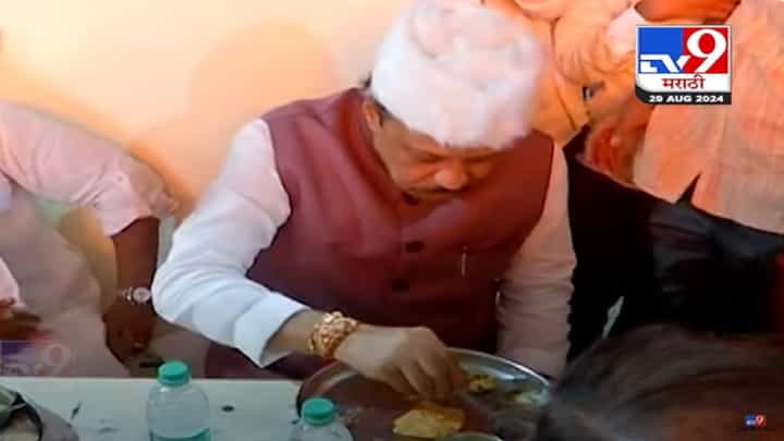 अजितदादांनी मनसोक्त मारला दही धपाट्यांवर ताव, बीडमधील जनसन्मान यात्रेतील बघा दृश्य अजितदादांनी मनसोक्त मारला दही धपाट्यांवर ताव, बीडमधील जनसन्मान यात्रेतील बघा दृश्य