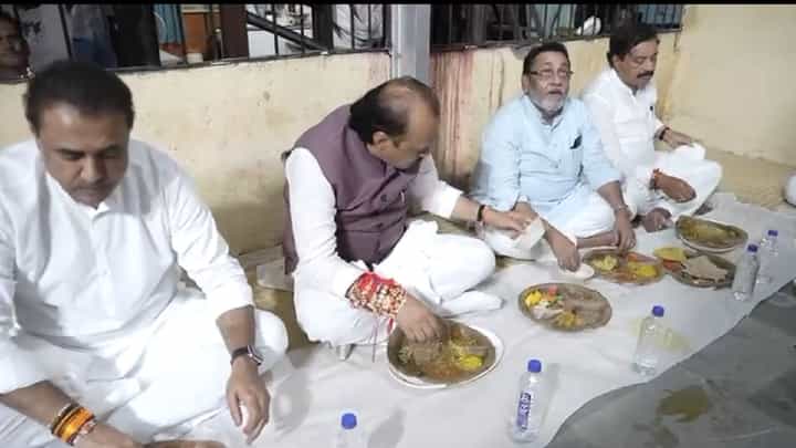 काल राहुल गांधी, आज अजित पवार... टॅक्सी चालकासोबत घेतला भोजनाचा आस्वाद काल राहुल गांधी, आज अजित पवार... टॅक्सी चालकासोबत घेतला भोजनाचा आस्वाद