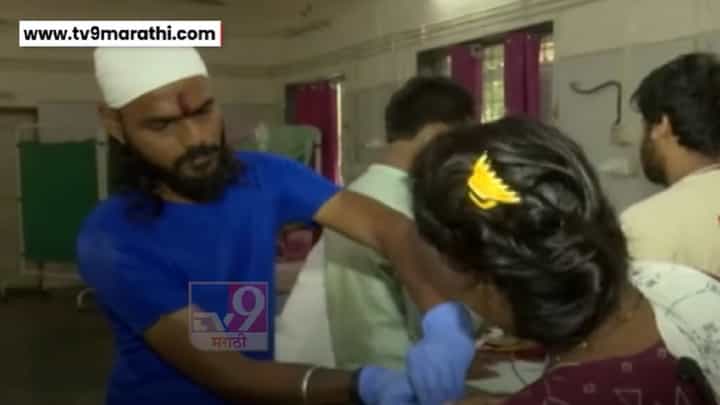 धक्कादायक! शासकीय रुग्णालयातील रुग्णांचा जीव टांगणीला; सफाई कर्मचाऱ्यांकडून देखरेख सुरू धक्कादायक! शासकीय रुग्णालयातील रुग्णांचा जीव टांगणीला; सफाई कर्मचाऱ्यांकडून देखरेख सुरू