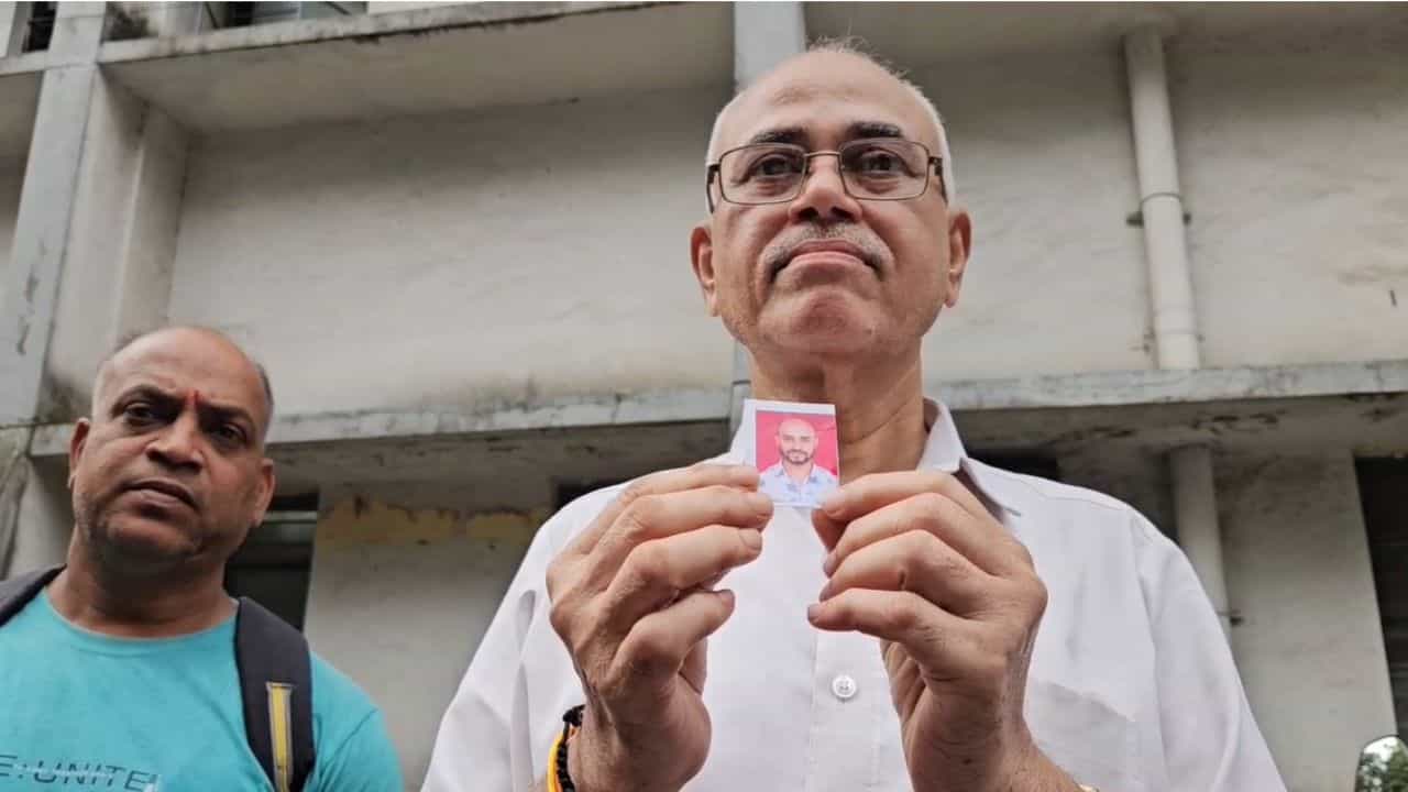 Badlapur Case : आईच्या ऑपरेशनची तारीख घेण्यासाठी निघाला, अन् थेट तुरुंगात गेला