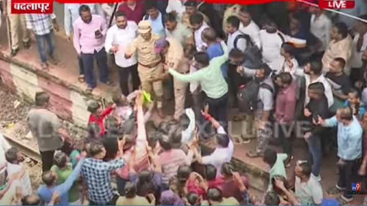 बदलापुरकरांचा संताप अनावर, रेल्वे रूळावर उतरलेल्या नागरिकांकडून पोलिसांवरच दगडफेक; आंदोलकावर लाठीचार्ज बदलापुरकरांचा संताप अनावर, रेल्वे रूळावर उतरलेल्या नागरिकांकडून पोलिसांवरच दगडफेक; आंदोलकावर लाठीचार्ज