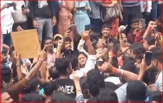 Uddhav Thackeray : ‘लाडक्या बहिणीं’च्या छोट्या मुलीही असुरक्षित; उद्धव ठाकरेंचा शिंदे सरकारला खोचक टोला