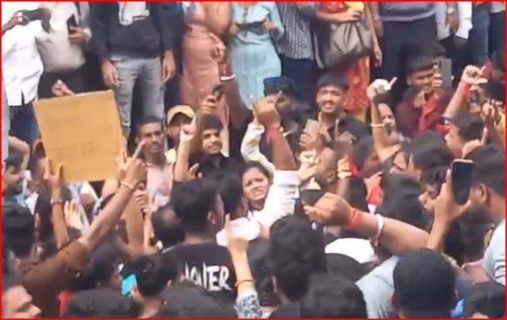 बदलापूरातील आंदोलनाने सात तास वाहतूक ठप्पच, प्रवाशांचे प्रचंड हाल, लांबपल्ल्याच्या गाड्या वळविल्या बदलापूरातील आंदोलनाने सात तास वाहतूक ठप्पच, प्रवाशांचे प्रचंड हाल, लांबपल्ल्याच्या गाड्या वळविल्या