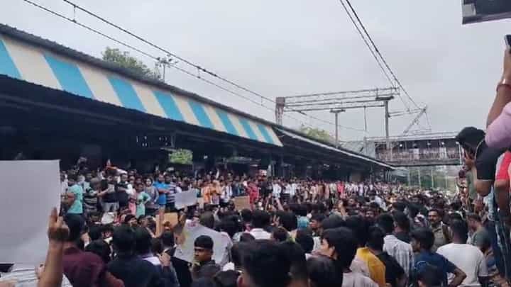 बदलापुरात संतप्त नागरिकांचा रेलरोको, चिमुरड्यांवर लैंगिक अत्याचार, नामांकित शाळेत नेमकं काय घडलं? बदलापुरात संतप्त नागरिकांचा रेलरोको, चिमुरड्यांवर लैंगिक अत्याचार, नामांकित शाळेत नेमकं काय घडलं?