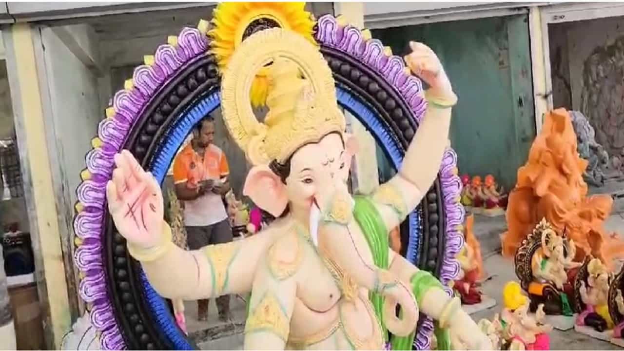 संपूर्ण जगात पेणच्या रेखीव , आकर्षक आणि सुंदर गणेशमूर्तींची ख्याती आहे. त्यामुळेच देश विदेशात येथील गणेशमूर्तींना मोठी मागणी असते.