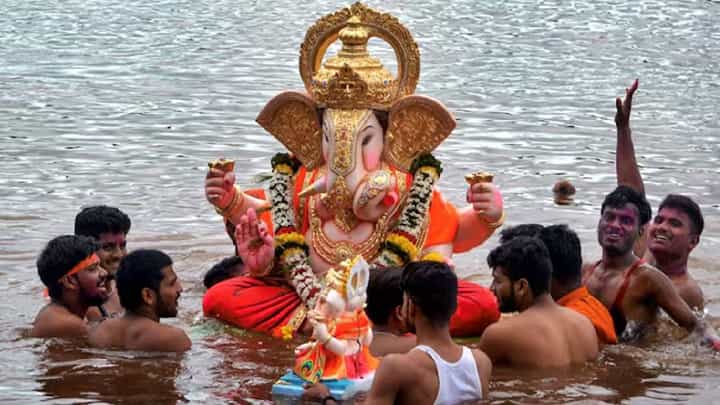 गणेशभक्तांसाठी आनंदाची बातमी, आता QR स्कॅन करा अन् हवं तिथं आपल्या बाप्पांचं विसर्जन करा गणेशभक्तांसाठी आनंदाची बातमी, आता QR स्कॅन करा अन् हवं तिथं आपल्या बाप्पांचं विसर्जन करा