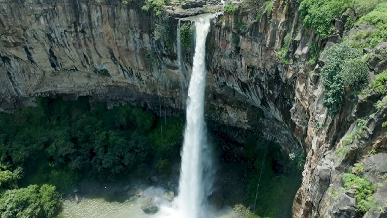 Sautada Waterfall : सौताडाचा धबधबा तुम्ही पाहिलाय? नसेल तर ड्रोनद्वारे काळजात भरणारा नजारा एकदा बघाच