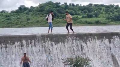 हुल्लडबाजी जीवावर बेतणार? तलाव परिसरात भर पाण्यात उतरले तरूण अन्…. बघा व्हिडीओ