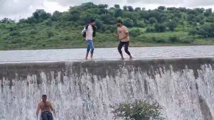 हुल्लडबाजी जीवावर बेतणार? तलाव परिसरात भर पाण्यात उतरले तरूण अन्.... बघा व्हिडीओ हुल्लडबाजी जीवावर बेतणार? तलाव परिसरात भर पाण्यात उतरले तरूण अन्.... बघा व्हिडीओ