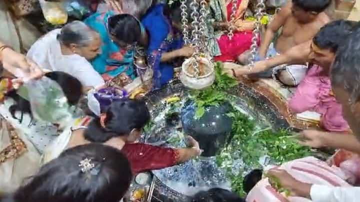 Parali Vaijnath Jyotirlinga : वैद्यनाथाच्या दर्शनासाठी भाविकांची गर्दी; जाणून घ्या, श्रावणी सोमवारचं महत्त्व Parali Vaijnath Jyotirlinga : वैद्यनाथाच्या दर्शनासाठी भाविकांची गर्दी; जाणून घ्या, श्रावणी सोमवारचं महत्त्व