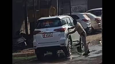 ‘पोलीस यंत्रणेची चाटूगिरी, कुठे नेऊन ठेवला महाराष्ट्र…’, पोलीस आमदारांची गाडी धुतानाचा व्हिडीओ व्हायरल