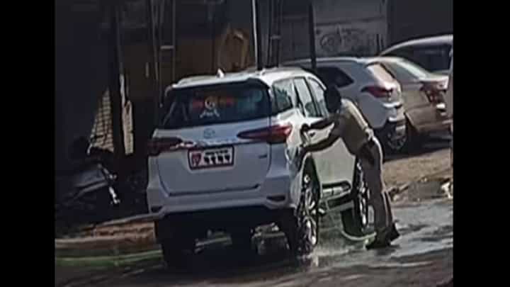 'पोलीस यंत्रणेची चाटूगिरी, कुठे नेऊन ठेवला महाराष्ट्र...', पोलीस आमदारांची गाडी धुतानाचा व्हिडीओ व्हायरल 'पोलीस यंत्रणेची चाटूगिरी, कुठे नेऊन ठेवला महाराष्ट्र...', पोलीस आमदारांची गाडी धुतानाचा व्हिडीओ व्हायरल
