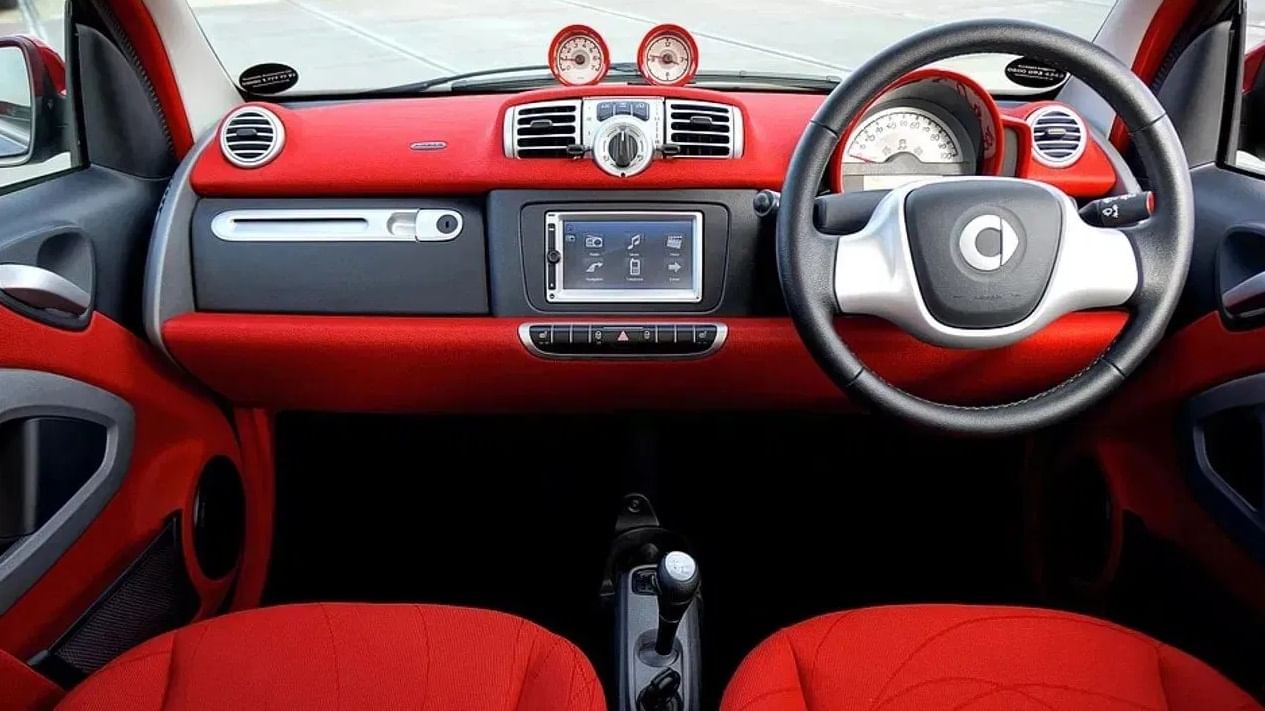 Car Accessories : कारमध्ये नेहमी या 6 एक्सेसरीज हव्यात, प्रवासात कधी येणार नाही अडचण Car Accessories : कारमध्ये नेहमी या 6 एक्सेसरीज हव्यात, प्रवासात कधी येणार नाही अडचण
