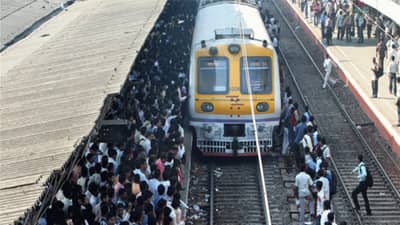 सर्वात मोठी बातमी! मध्य रेल्वेची वाहतूक विस्कळीत, लोकल ट्रेनच्या लांबच्या लांब रांगा