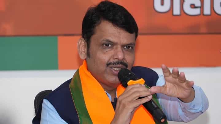 महाविकास आघाडीकडे दोनच योजना लाडकी मुलगा अन्.... देवेंद्र फडणवीसांची खोचक टीका महाविकास आघाडीकडे दोनच योजना लाडकी मुलगा अन्.... देवेंद्र फडणवीसांची खोचक टीका