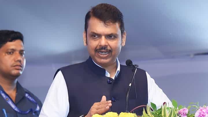 Lakhpati Didi Yojana : 'महिला कोणाचा 1 रुपयाही बुडवत नाही', जळगावात काय म्हणाले देवेंद्र फडणवीस? Lakhpati Didi Yojana : 'महिला कोणाचा 1 रुपयाही बुडवत नाही', जळगावात काय म्हणाले देवेंद्र फडणवीस?