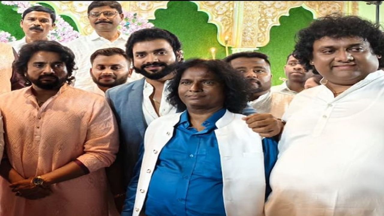 Utkarsh Shinde: शिंदे घराण्यावर कोसळला दुःखाचा डोंगर, अल्पशा आजाराने जवळच्या व्यक्तीचं निधन Utkarsh Shinde: शिंदे घराण्यावर कोसळला दुःखाचा डोंगर, अल्पशा आजाराने जवळच्या व्यक्तीचं निधन