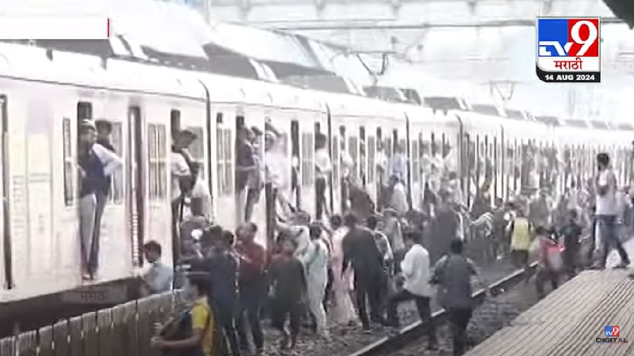 Diva Railway Station Protest : लोकल पकडताना दिवेकरांचे हाल, आक्रमक होत प्रवाशांचं आंदोलन; मागणी काय?