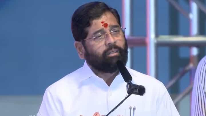 'मी बंदुक घेऊन देईन, लोकांचा जीव गेला तरी चालेल पण...', शिंदे गटाच्या नेत्याचं वादग्रस्त वक्तव्य अन् एकच खळबळ 'मी बंदुक घेऊन देईन, लोकांचा जीव गेला तरी चालेल पण...', शिंदे गटाच्या नेत्याचं वादग्रस्त वक्तव्य अन् एकच खळबळ