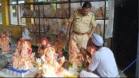 कैद्यांकडून बाप्पाने करुन घेतली सेवा, घडवल्या आकर्षक गणेश मूर्ती