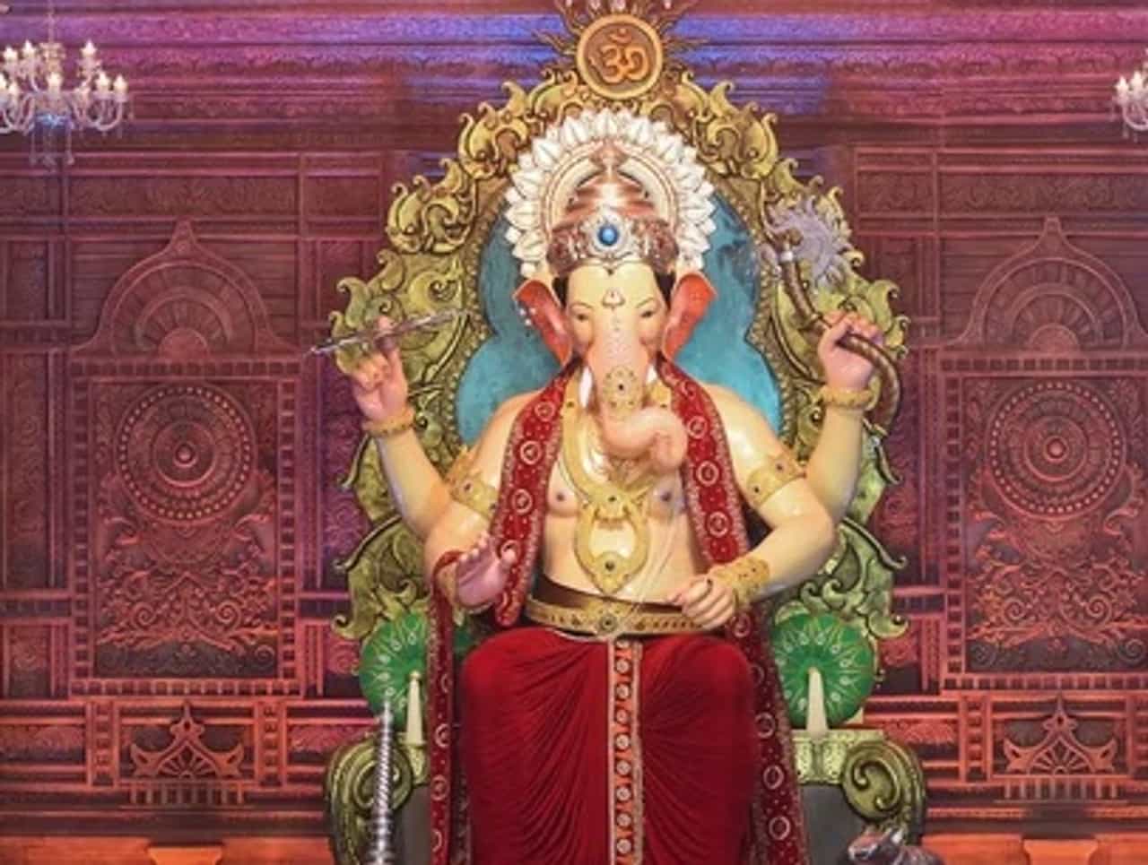 परळ गणेश कार्यशाळेत गणेशमूर्तींवर अखेरचा हात, यंदा प्रभावळ कमी करणार