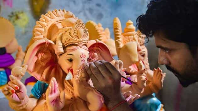पुण्याच्या भोर कुंभार गल्लीत गणेश मूर्तींवर अखेरचा हात पुण्याच्या भोर कुंभार गल्लीत गणेश मूर्तींवर अखेरचा हात