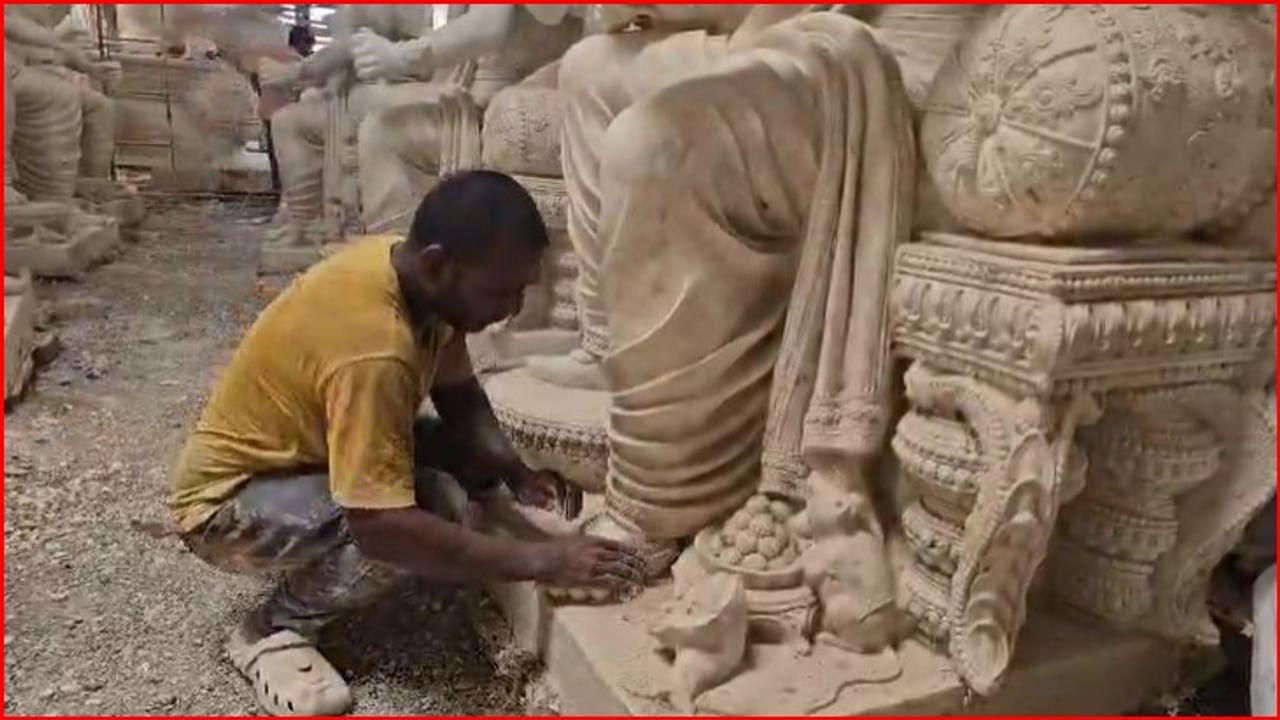 गणेशोत्सव अवघ्या काही दिवसांवर येऊन ठेपला आहे. त्यामुळे गणेशमूर्तीवर  शेवटचा हात फिरविण्याचे काम अंतिम टप्प्यांवर आले आहे. वेगवेगळ्या गणेश चित्र शाळेत रंगकामाचा शेवटचा हात सुरु आहे. कारागिरांकडून युद्धपातळीवर काम सुरू आहे.