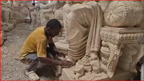 गणेशोत्सव अवघ्या काही दिवसांवर येऊन ठेपला आहे. त्यामुळे गणेशमूर्तीवर शेवटचा हात फिरविण्याचे काम अंतिम टप्प्यांवर आले आहे. वेगवेगळ्या गणेश चित्र शाळेत रंगकामाचा शेवटचा हात सुरु आहे. कारागिरांकडून युद्धपातळीवर काम सुरू आहे.