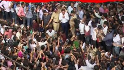 तुम्हाला हवं तेच होईल… सरकारचे ‘संकटमोचक’ संतप्त बदलापुरकरांच्या भेटीला, गिरीश महाजनांनी काय केलं आवाहन?