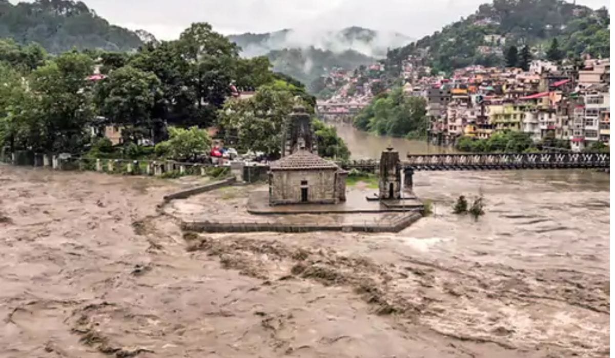 उतराखंडमध्ये ढगफुटी झाल्याने अनेक लोकं बेपत्ता, काहींचे मृतदेह सापडले उतराखंडमध्ये ढगफुटी झाल्याने अनेक लोकं बेपत्ता, काहींचे मृतदेह सापडले