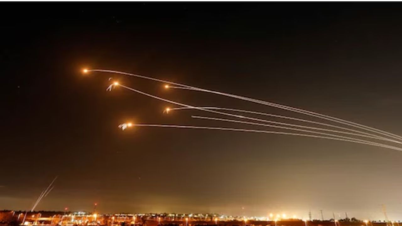 इस्त्राईलवर हिजबुल्लाहचा मोठा हल्ला, एकाच वेळी डागले 50 क्षेपणास्त्र पण आयरन डोमने पुन्हा दाखवली कमाल