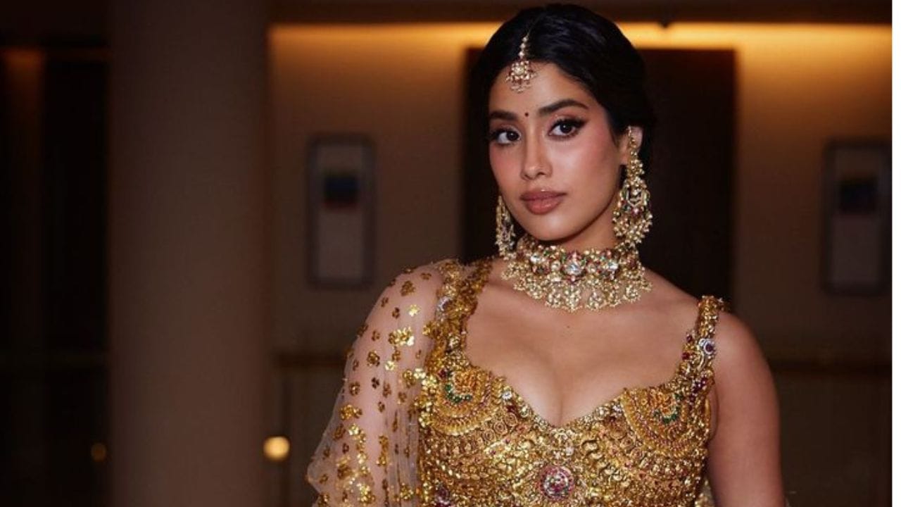 अभिनेत्री जान्हवी कपूर ही सोशल मीडियावर सक्रिय दिसते. आपल्या चित्रपटाचे प्रमोशन सोशल मीडियाच्या माध्यमातून करताना जान्हवी कपूर ही कायमच दिसते.