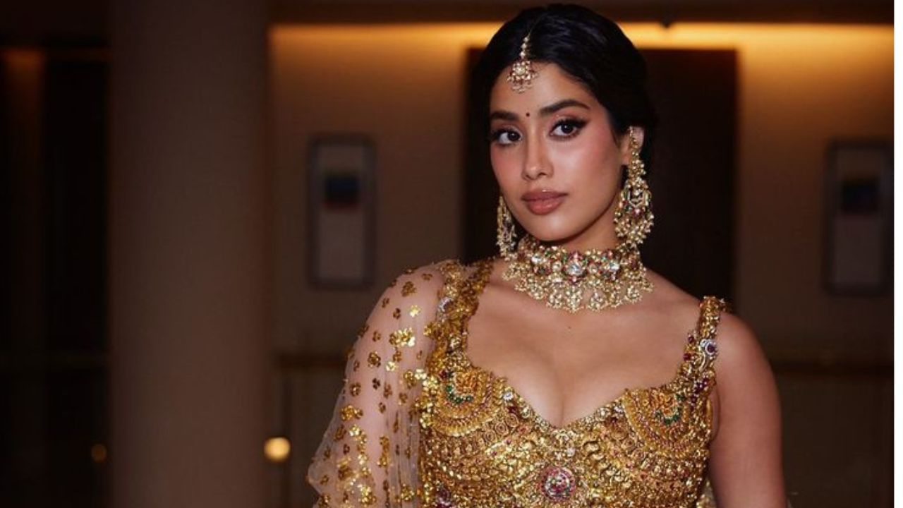 अभिनेत्री जान्हवी कपूर ही सोशल मीडियावर सक्रिय दिसते. आपल्या चित्रपटाचे प्रमोशन सोशल मीडियाच्या माध्यमातून करताना जान्हवी कपूर ही कायमच दिसते. 