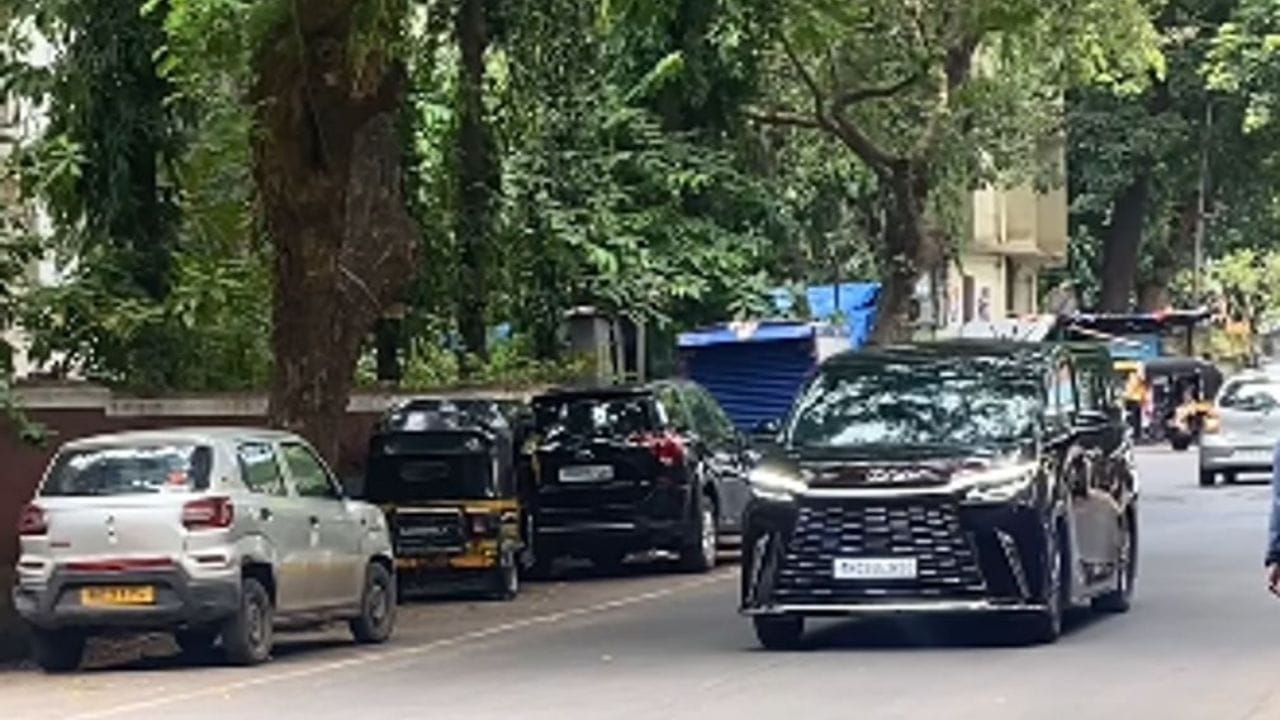 जान्हवी कपूर हिच्याकडे मोठे कार कलेक्शन आहे. आता नुकतीच जान्हवी कपूर हिने अत्यंत महागडी कार खरेदी केलीये. 