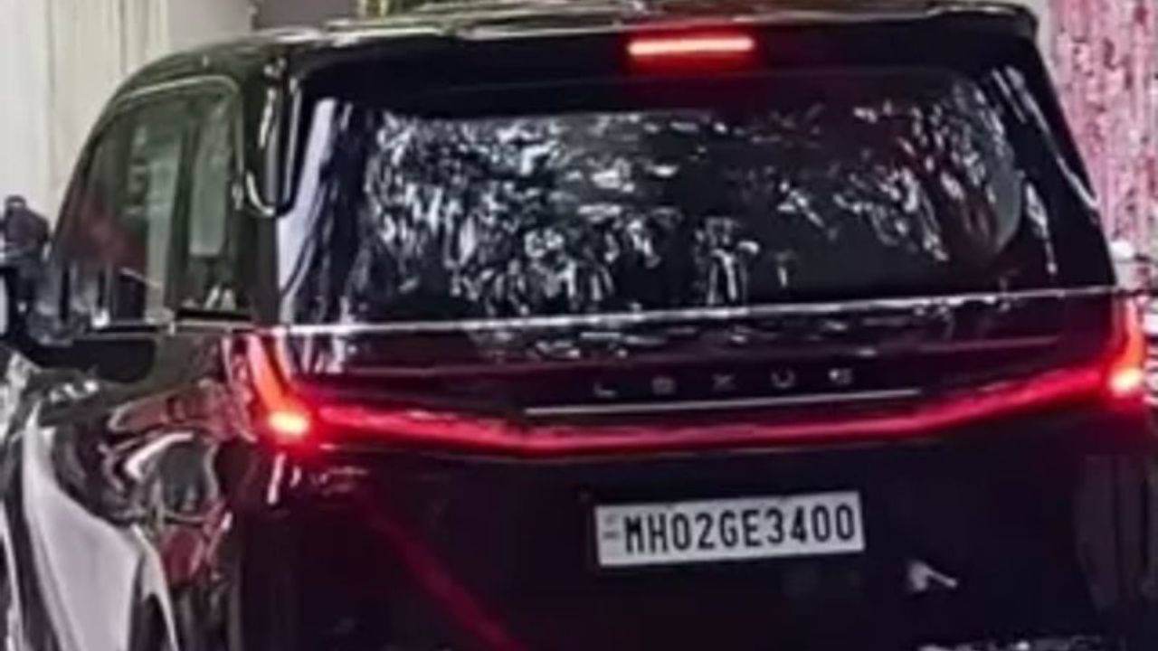 अशी एक चर्चा आहे की, जान्हवी कपूर हिला ही कार बॉयफ्रेंड शिखर पहाडिया याने गिफ्ट केलीये. जान्हवी कपूर हिच्याकडे मोठे कारचे कलेक्शन आहे. 