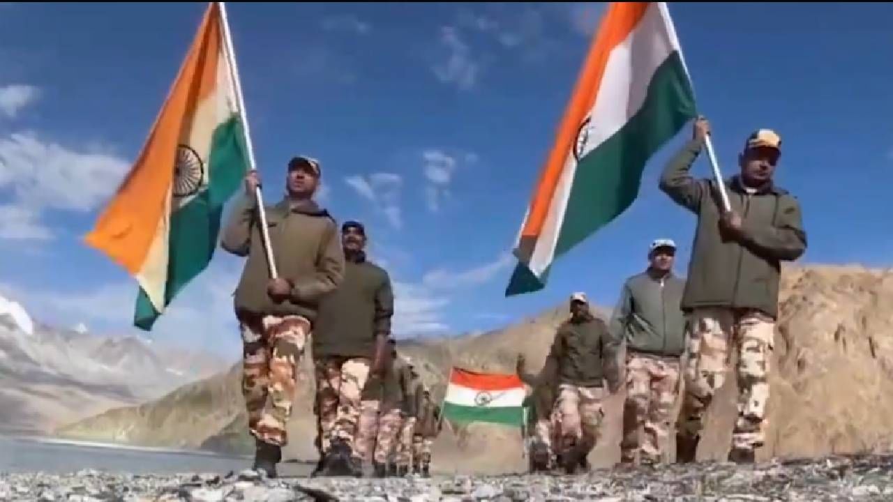 NW फ्रंटियरच्या ITBP जवानांनी लेह, लडाख येथे 14,000 फूट उंचीवर तिरंगा फडकावला.