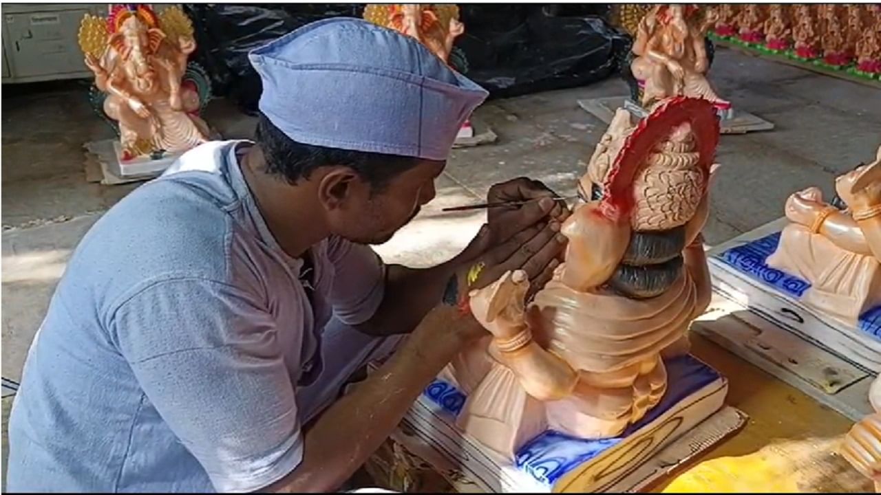 गेल्या वर्षी शाडू मातीच्या पर्यावरण पूरक 101 मुर्त्या या कैद्यांनी बनवल्या होत्या.  त्यातून कारागृह प्रशासनाला एक लाख 44 हजार रुपयांचे उत्पन्न प्राप्त झाले होते. 