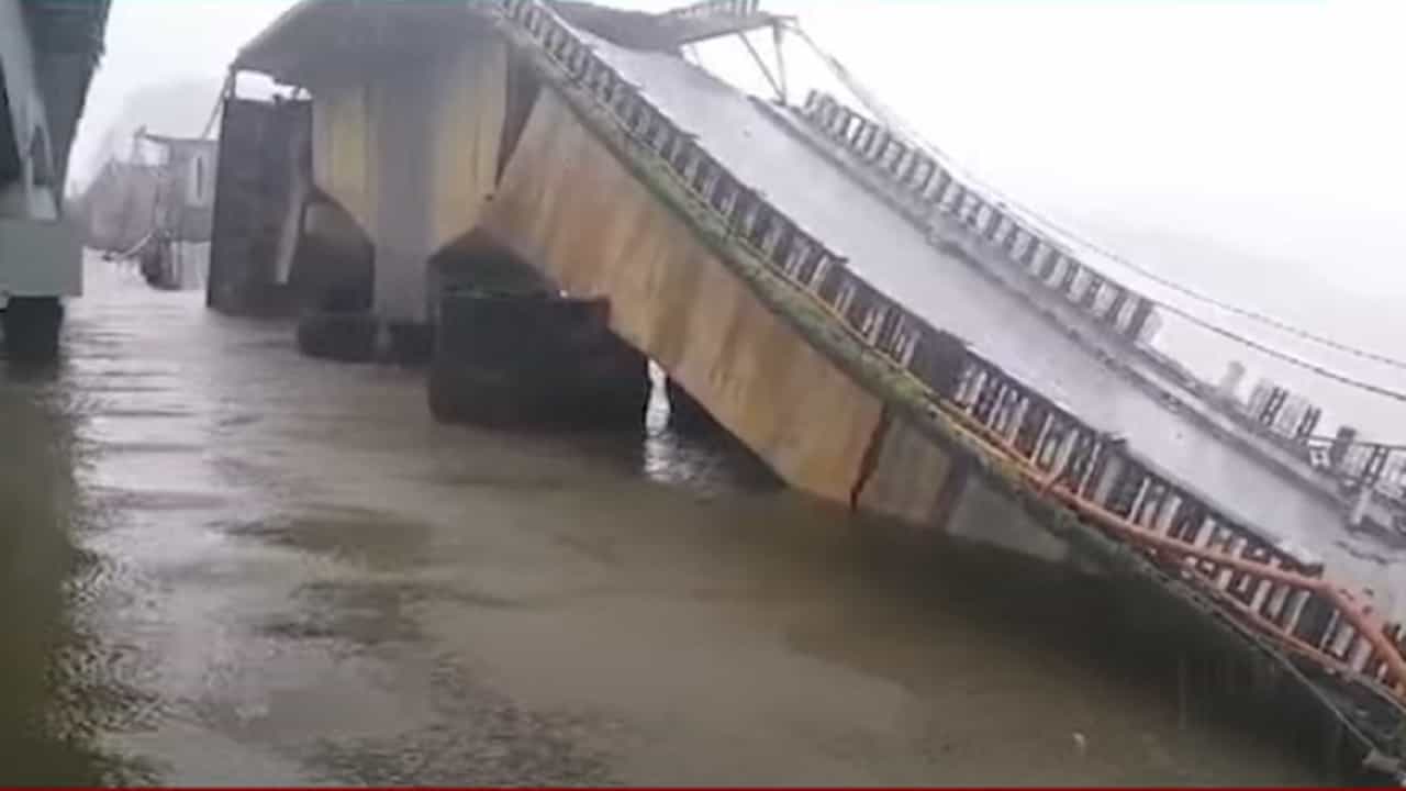 बापरे... गोवा आणि कर्नाटक राज्याला जोडणारा काली नदीवरील पूल कोसळला अन्...