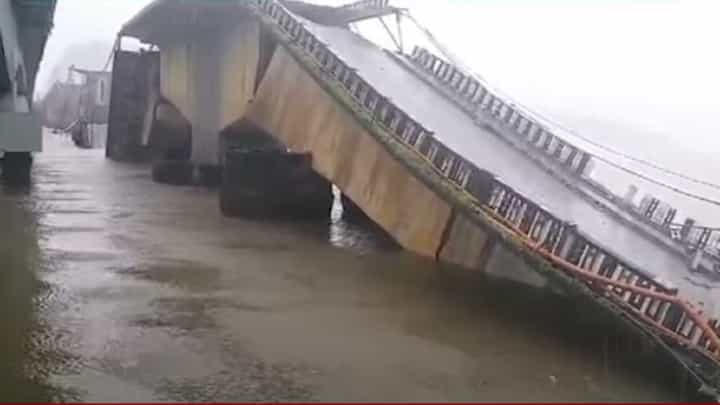 बापरे... गोवा आणि कर्नाटक राज्याला जोडणारा काली नदीवरील पूल कोसळला अन्... बापरे... गोवा आणि कर्नाटक राज्याला जोडणारा काली नदीवरील पूल कोसळला अन्...